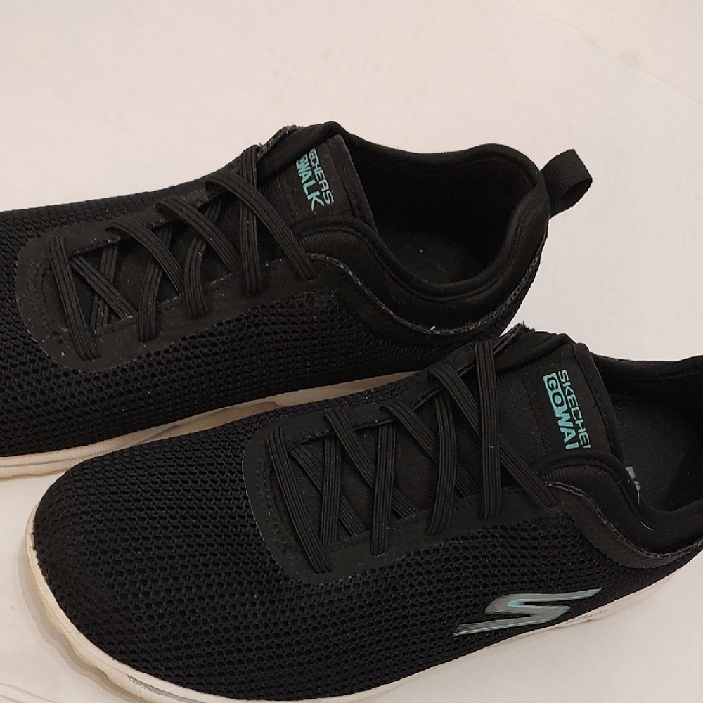 Skechers Black Mesh Go Wall Sneakers with White Soles Sz 9.5